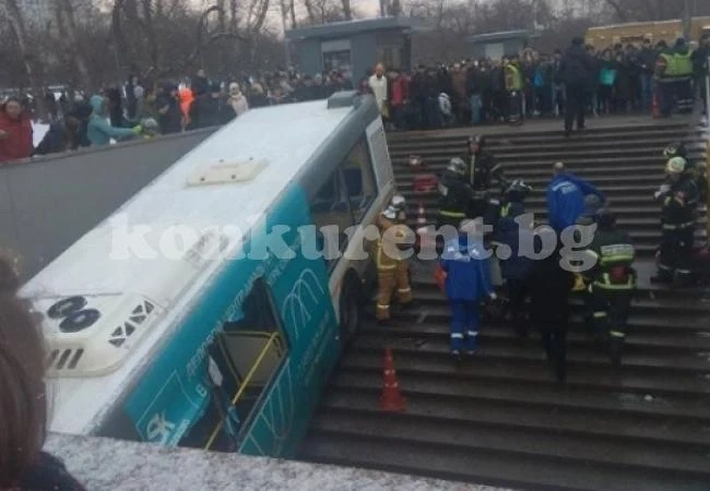 Две са версиите за врязването на автобус в подлез
