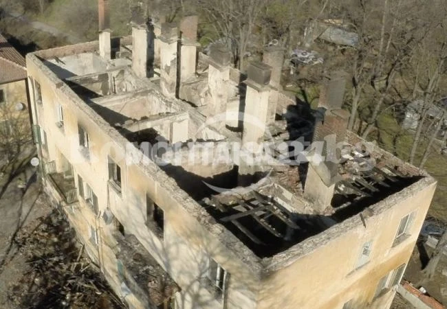Огънят съсипа блок в Бойчиновци СНИМКИ