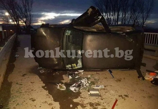 СНИМКИ Ето кои 3 девойки оцеляха при удар в парапет на мост