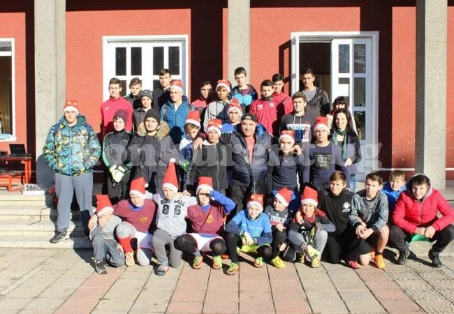 50 джуджета играха футбол в Селановци