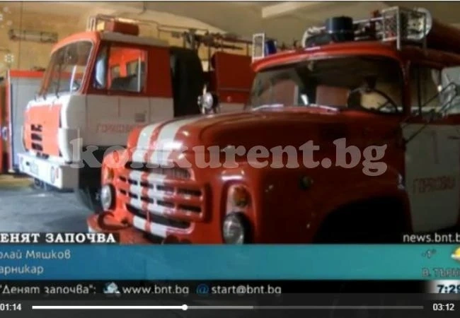Огнеборец ремонтира сам най-важния пожарен автомобил в службата си