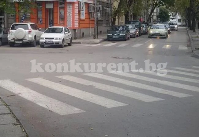 Шофьор блъсна окръжен съдия на „зебра“
