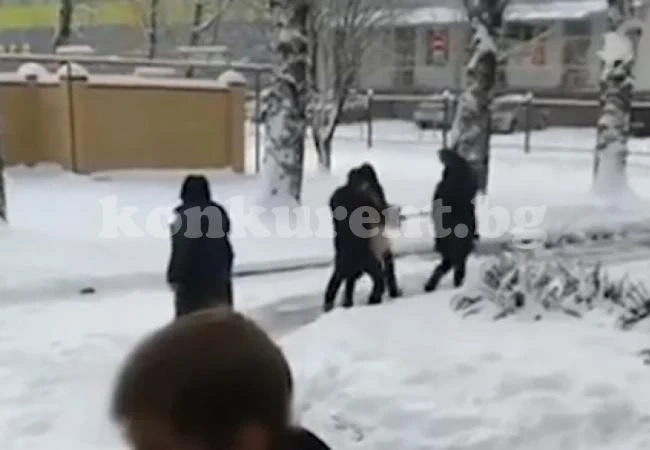 Неудачна шега или жестоко отмъщение - вижте това ВИДЕО, в което ученик си играе със смъртта