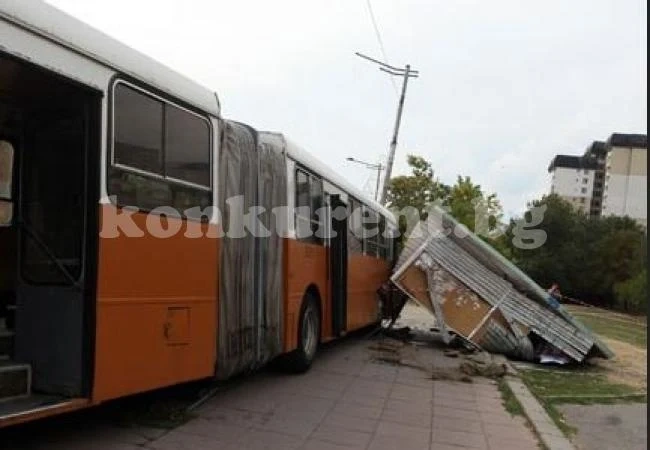 Автобус се вряза в спирка, трима са ранени