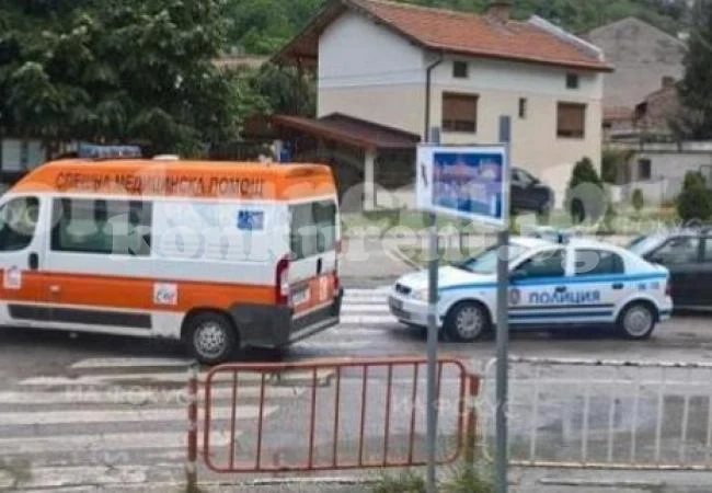 Автобус блъсна жена на пешеходна пътека