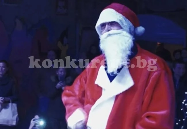 Дегизиран като Дядо Коледа предложи брак