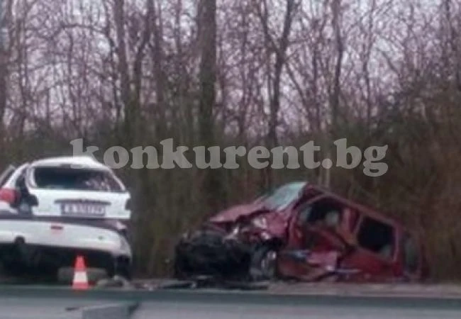 Двама възрастни и бебе загинаха при жестока катастрофа