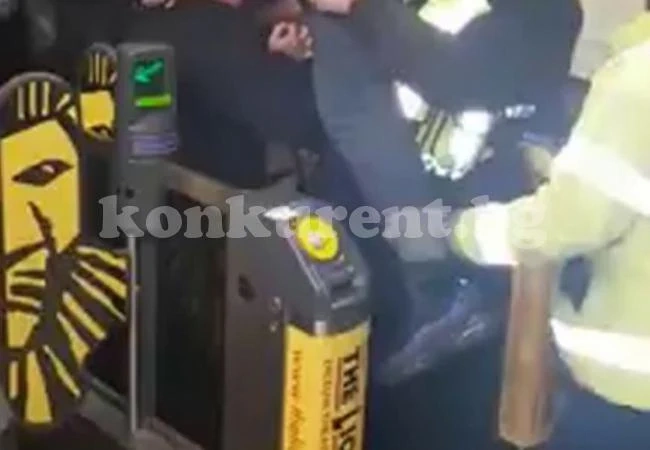 Мъж заклещи пениса си в бариерите на метрото