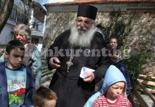 След пожара обраха приюта на отец Иван, взеха . . .