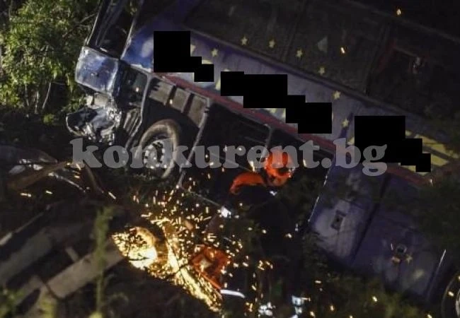 Пътнически автобус падна в пропаст