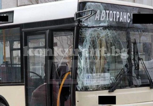 Младеж потроши автобус за отнето предимство