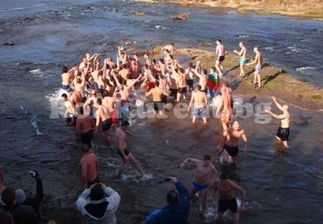 Водосвет и литийно шествие за Йордановден в Мездра