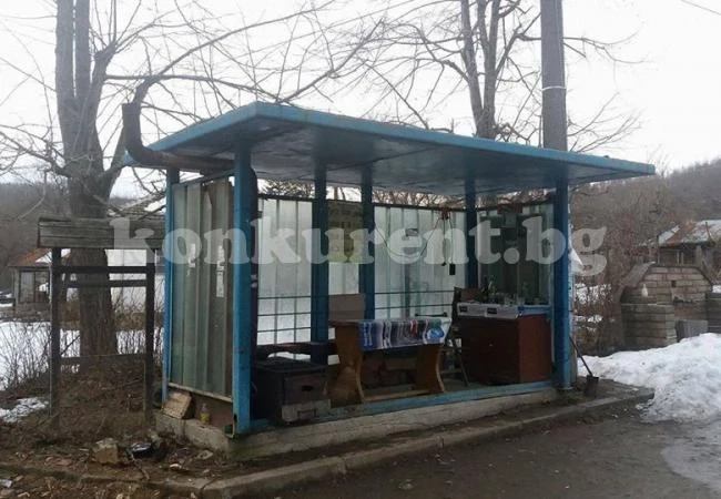 Продават автобусна спирка