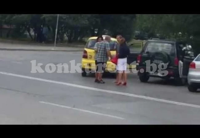 Шофьор извади нож, след като негов колега съсипа колата му при паркиране