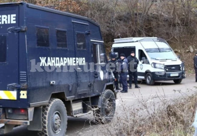 (СНИМКИ)Жандармерия, бронирана верижна и колесна техника заварди село Луково