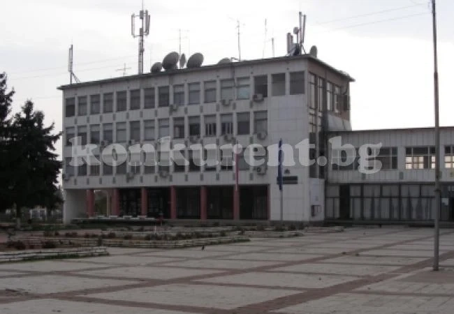 Искат изселването на фамилия след брутална катастрофа