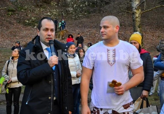 СНИМКИ 28-годишен инженер спаси кръста на Богоявление във Враца
