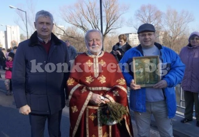 В Мездра спазиха Богоявленската традиция