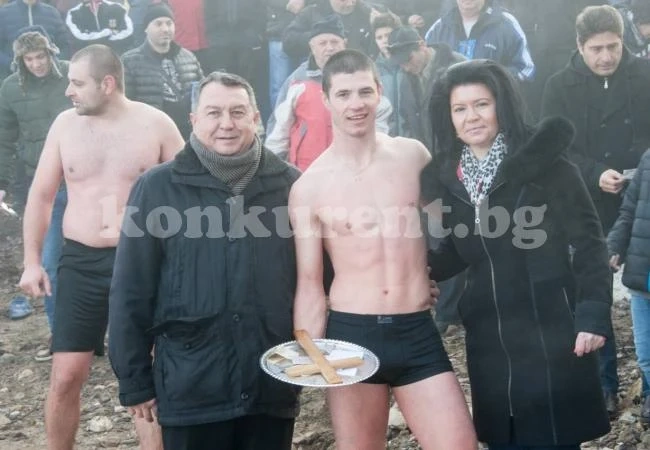 Футболист грабна кръста в Козлодуй