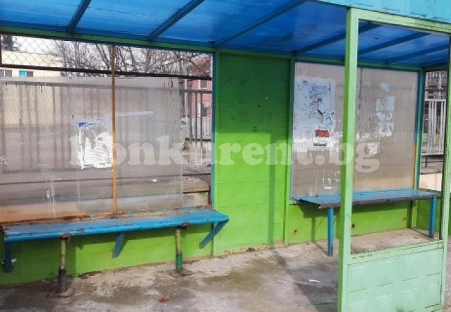 Вандали потрошиха спирка на градския транспорт