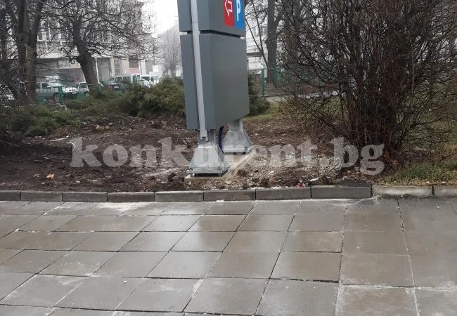 Оправиха тротоар след монтаж на билборд СНИМКИ