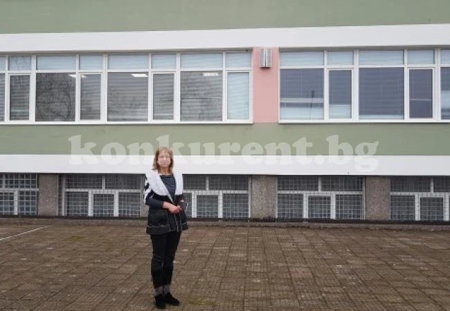 Училищният двор на ОУ “Св. Св. Кирил и Методий“ в Мездра светна