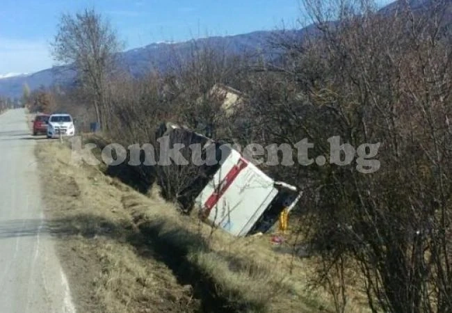 9 загинаха и 28 бяха ранени при катастрофа на автобус
