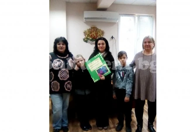 Второкласници трогнаха кметицата на Борован с огромно „БЛАГОДАРЯ“