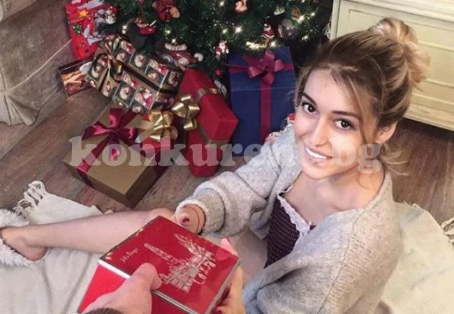 (СНИМКА 18+) Вижте чия дъщеря се пусна по сутиен в мрежата, а в ръката си държи...