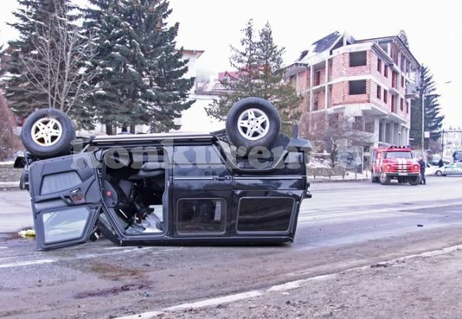 Джип се обърна по таван на кръгово кръстовище