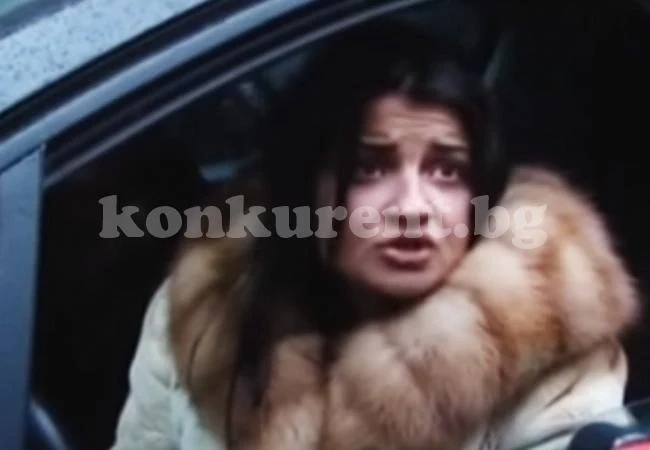 Мутреса блъсна полицай и вози втори на капака на автомобила си, а след това написа...