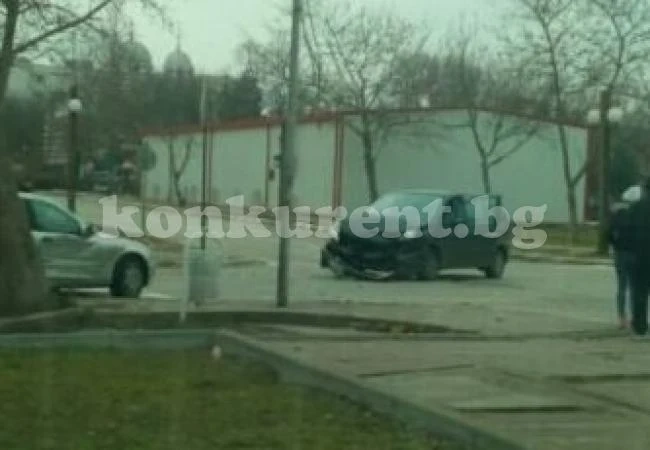 Две коли огънаха ламарините край „Лидл“ СНИМКИ