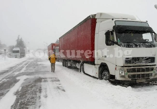 Отбиват ТИР-овете по Е79 заради снегонавявания