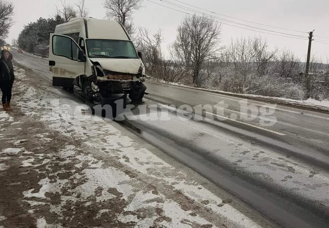 СНИМКИ Бус с пътници се блъсна в товарен микробус на Е79 ОБНОВЕНА