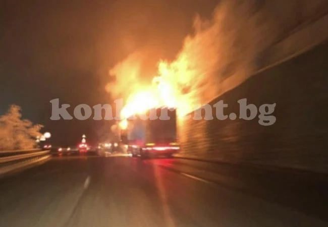 ТИР пламна в движение и затвори пътя към София СНИМКИ