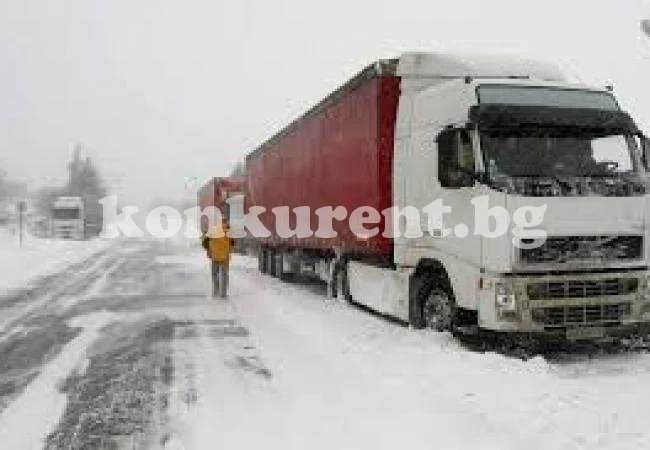 ТИР запречи пътя между Сталийска махала и Расово