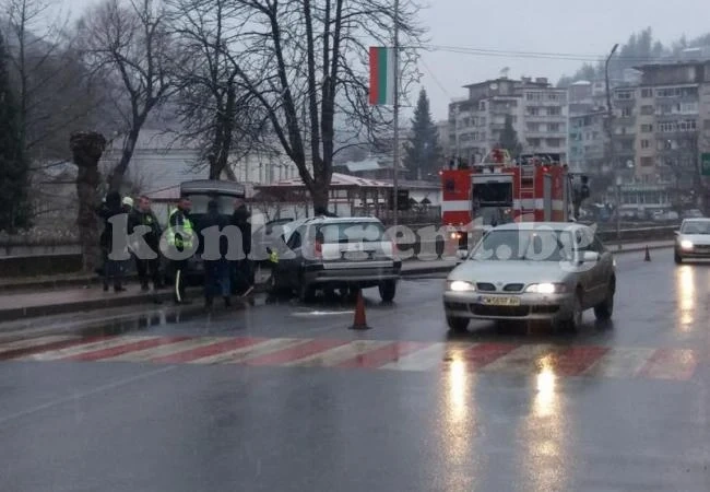 (СНИМКИ) Двама пострадаха при катастрофа