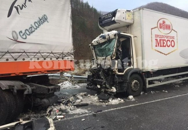 (СНИМКА) Тир се удари в бус, помощници откраднаха парите на водача