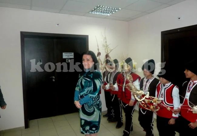 Сурвакари нахлуха в кметски кабинет