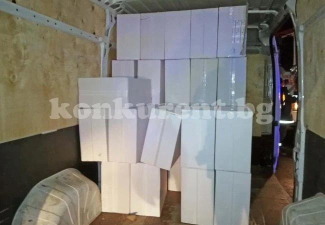 Контрабандист опита да прегази полицай
