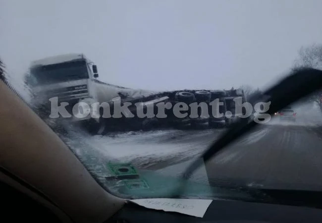 Камион се обърна и затрудни трафика