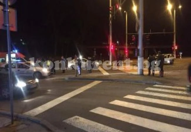 Кола отнесе пешеходец на зебра