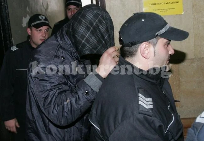 Оставиха в ареста апаши за въоръжен грабеж