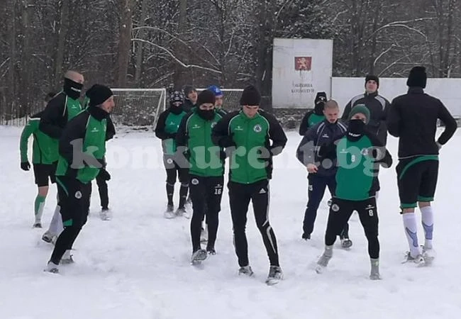 Играчите на Първа Атомна тренират в добро настроение, с понапълнени джобове