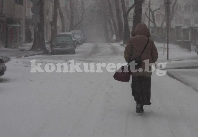 Ураганни ветрове спряха ток, лифтове и фериботи. Смолян обяви бедствено положение