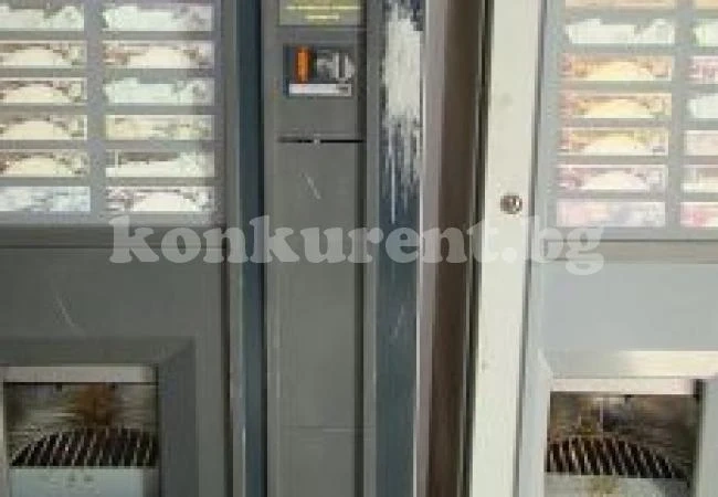 Младежи разбиха кафе автомати