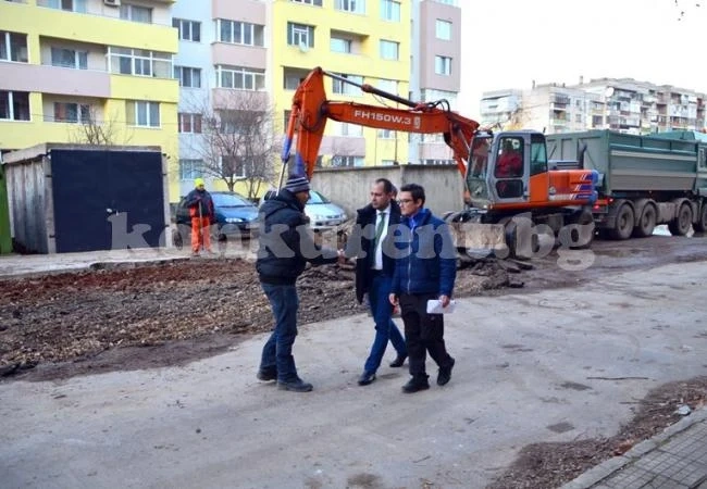 Кмет провери как се възстановява пространството пред блок в ж.к. \
