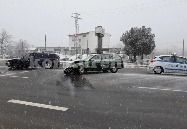 „Опел”-и се помляха при зрелищна катастрофа /СНИМКИ/