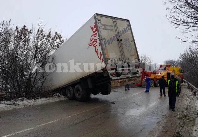 Тежка техника вади ТИР-а край Оходен СНИМКИ