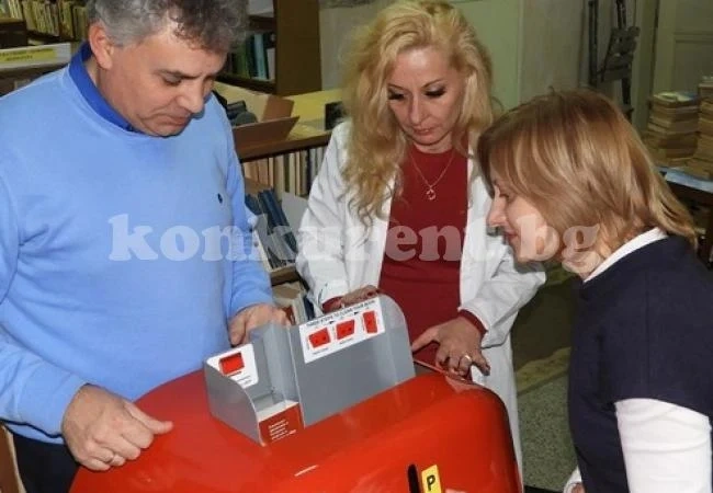 Компактна машина почиства книги в Регионална библиотека „Христо Ботев”